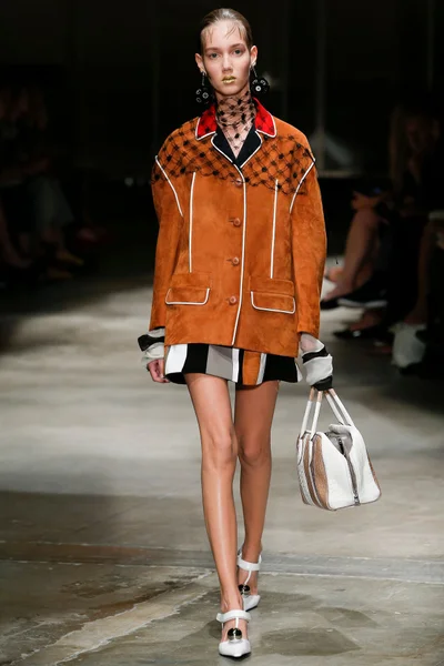 Look 16